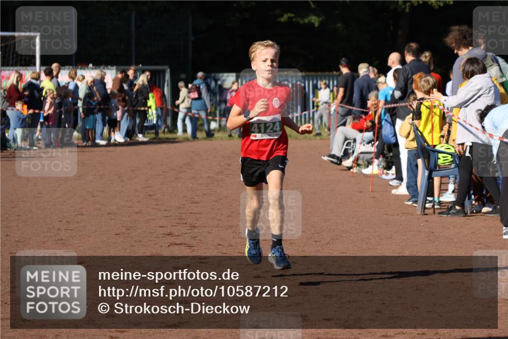 27.09.2026 - 35. Volkslauf durch das schöne Alstertal Strokosch-Dieckow http://msf.ph/oto/10587212 27.09.2026 10:52:10 Ziel 4082, 4124 meine-sportfotos.de