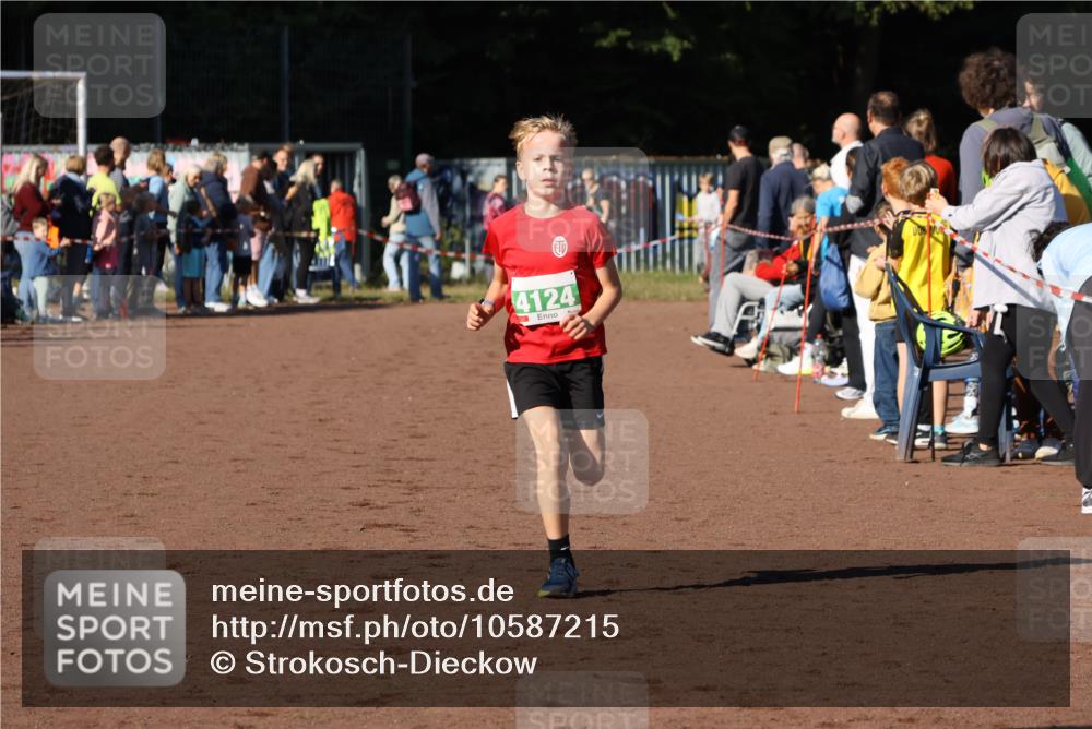 27.09.2026 - 35. Volkslauf durch das schöne Alstertal Strokosch-Dieckow http://msf.ph/oto/10587215 27.09.2026 10:52:10 Ziel 4082, 4124 meine-sportfotos.de