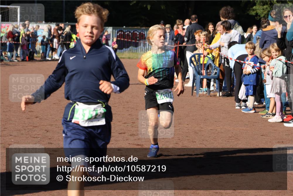 27.09.2026 - 35. Volkslauf durch das schöne Alstertal Strokosch-Dieckow http://msf.ph/oto/10587219 27.09.2026 10:52:06 Ziel 4082, 4118, 4124 meine-sportfotos.de