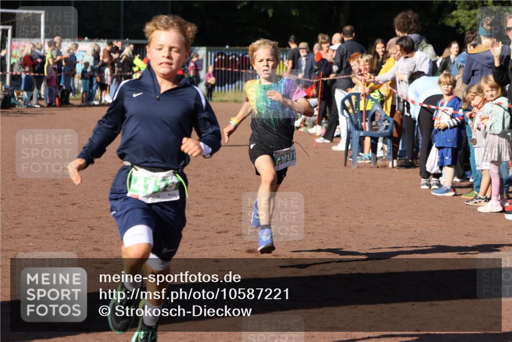 27.09.2026 - 35. Volkslauf durch das schöne Alstertal Strokosch-Dieckow http://msf.ph/oto/10587221 27.09.2026 10:52:06 Ziel 4082, 4118, 4124 meine-sportfotos.de
