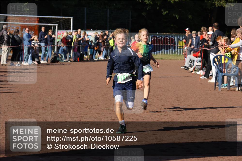 27.09.2026 - 35. Volkslauf durch das schöne Alstertal Strokosch-Dieckow http://msf.ph/oto/10587225 27.09.2026 10:52:05 Ziel 4082, 4118, 4124 meine-sportfotos.de