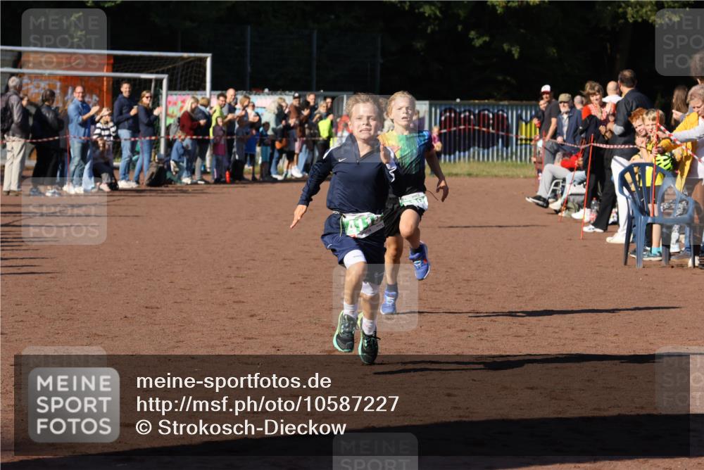 27.09.2026 - 35. Volkslauf durch das schöne Alstertal Strokosch-Dieckow http://msf.ph/oto/10587227 27.09.2026 10:52:05 Ziel 4082, 4118, 4124 meine-sportfotos.de