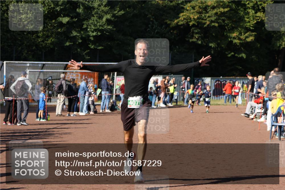 27.09.2026 - 35. Volkslauf durch das schöne Alstertal Strokosch-Dieckow http://msf.ph/oto/10587229 27.09.2026 10:51:59 Ziel 4075, 4082, 4118 meine-sportfotos.de