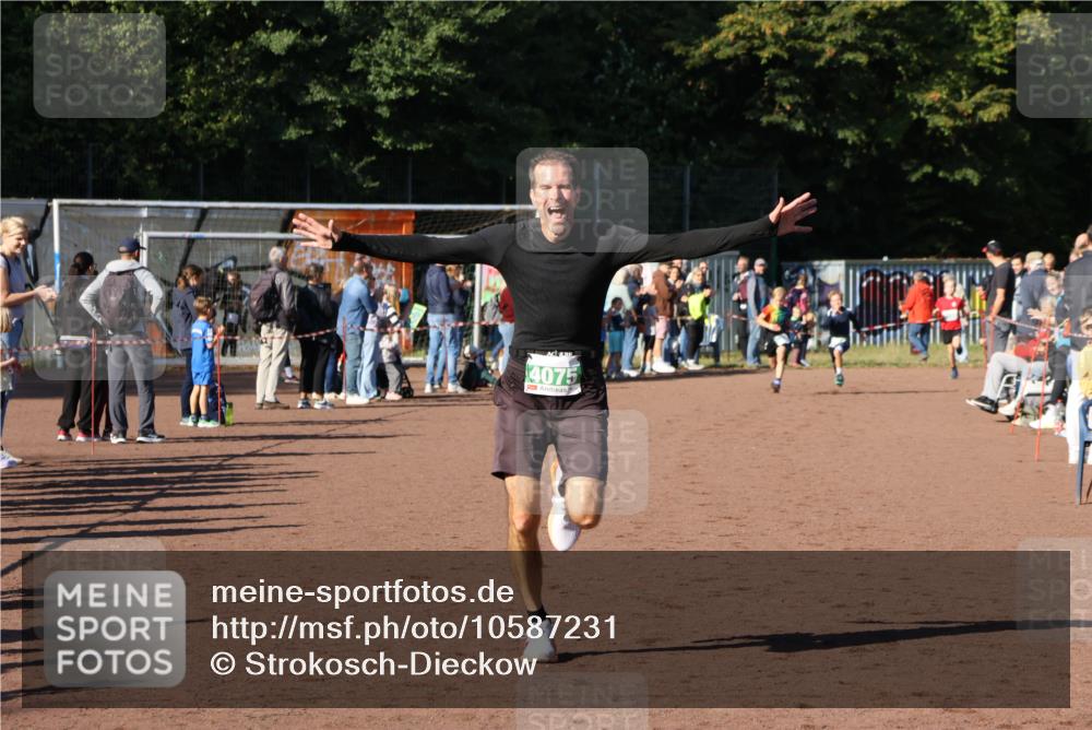 27.09.2026 - 35. Volkslauf durch das schöne Alstertal Strokosch-Dieckow http://msf.ph/oto/10587231 27.09.2026 10:51:59 Ziel 4075, 4082, 4118 meine-sportfotos.de