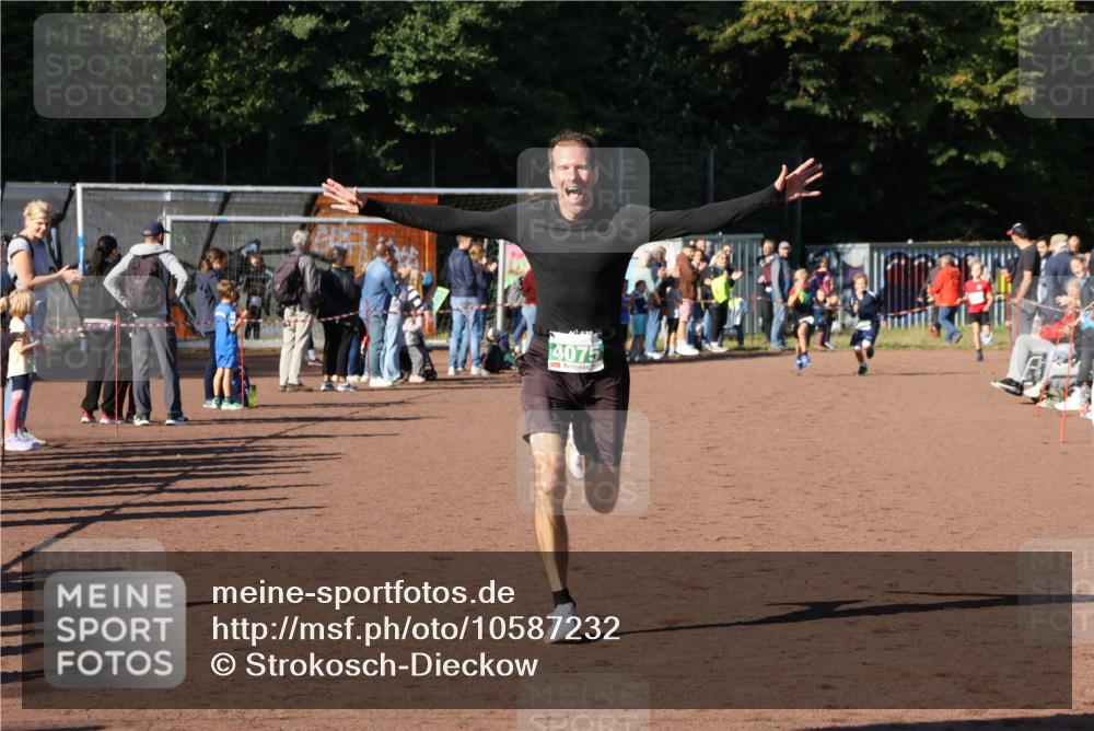27.09.2026 - 35. Volkslauf durch das schöne Alstertal Strokosch-Dieckow http://msf.ph/oto/10587232 27.09.2026 10:51:59 Ziel 4075, 4082, 4118 meine-sportfotos.de