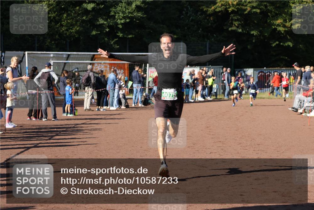 27.09.2026 - 35. Volkslauf durch das schöne Alstertal Strokosch-Dieckow http://msf.ph/oto/10587233 27.09.2026 10:51:59 Ziel 4075, 4082, 4118 meine-sportfotos.de