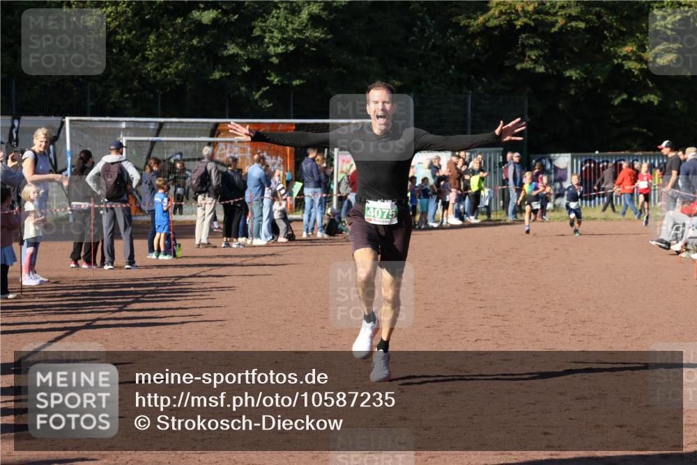 27.09.2026 - 35. Volkslauf durch das schöne Alstertal Strokosch-Dieckow http://msf.ph/oto/10587235 27.09.2026 10:51:59 Ziel 4075, 4082, 4118 meine-sportfotos.de