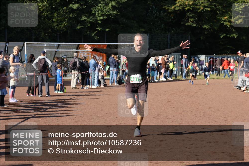 27.09.2026 - 35. Volkslauf durch das schöne Alstertal Strokosch-Dieckow http://msf.ph/oto/10587236 27.09.2026 10:51:59 Ziel 4075, 4082, 4118 meine-sportfotos.de