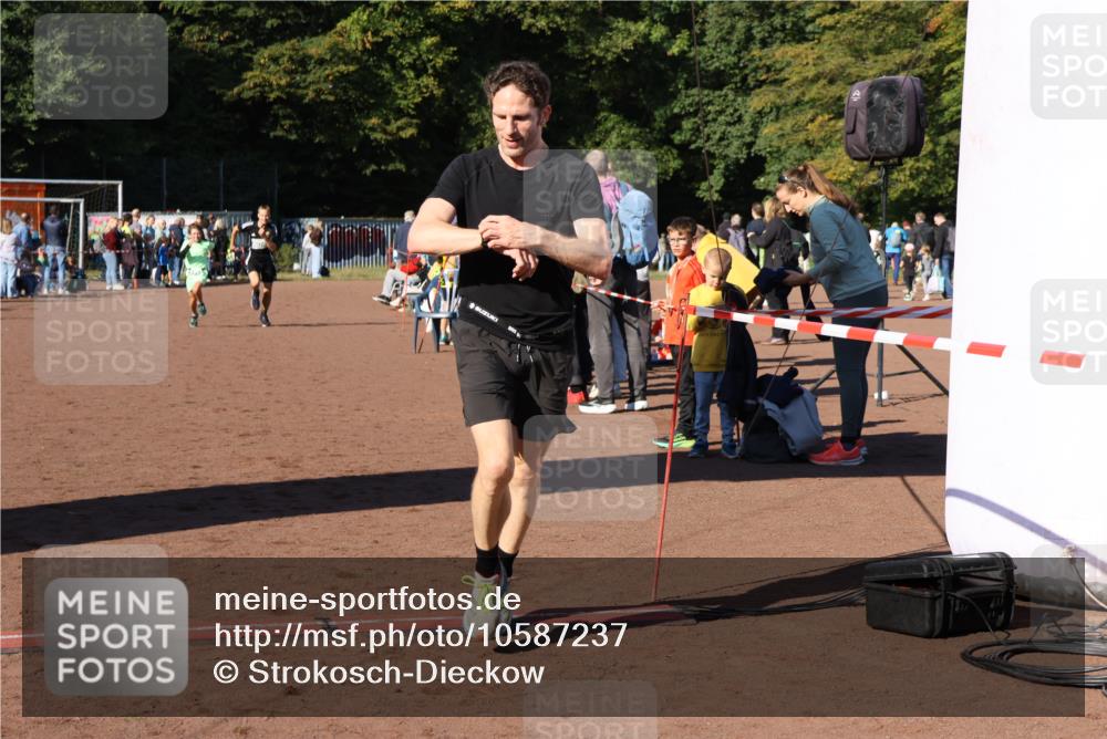 27.09.2026 - 35. Volkslauf durch das schöne Alstertal Strokosch-Dieckow http://msf.ph/oto/10587237 27.09.2026 10:50:48 Ziel 4074, 4119, 4126, 4958 meine-sportfotos.de