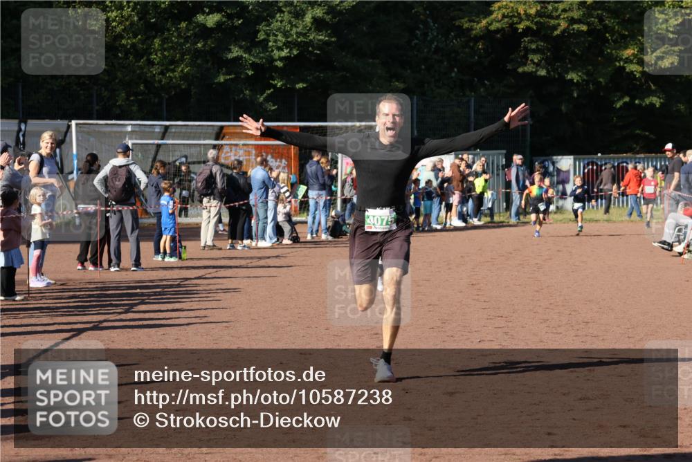 27.09.2026 - 35. Volkslauf durch das schöne Alstertal Strokosch-Dieckow http://msf.ph/oto/10587238 27.09.2026 10:51:59 Ziel 4075, 4082, 4118 meine-sportfotos.de