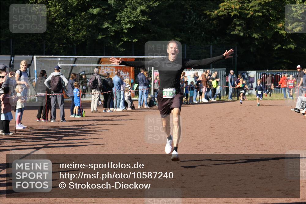 27.09.2026 - 35. Volkslauf durch das schöne Alstertal Strokosch-Dieckow http://msf.ph/oto/10587240 27.09.2026 10:51:58 Ziel 4075, 4082, 4118 meine-sportfotos.de