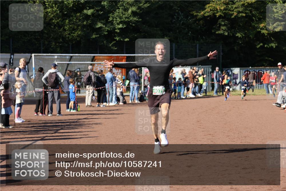 27.09.2026 - 35. Volkslauf durch das schöne Alstertal Strokosch-Dieckow http://msf.ph/oto/10587241 27.09.2026 10:51:58 Ziel 4075, 4082, 4118 meine-sportfotos.de