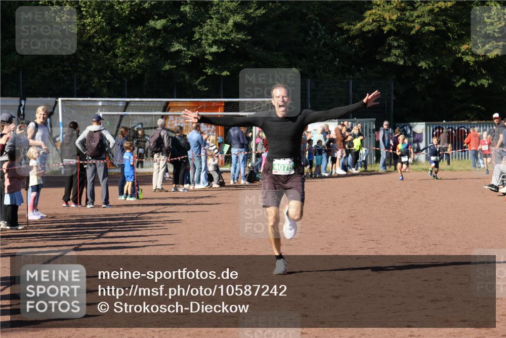 27.09.2026 - 35. Volkslauf durch das schöne Alstertal Strokosch-Dieckow http://msf.ph/oto/10587242 27.09.2026 10:51:58 Ziel 4075, 4082, 4118 meine-sportfotos.de