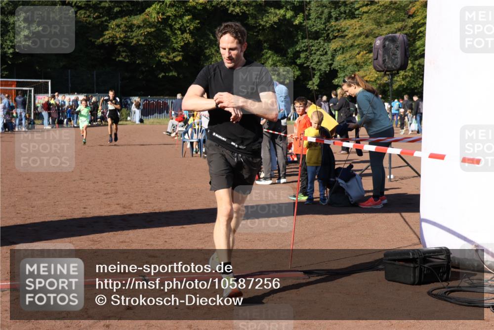 27.09.2026 - 35. Volkslauf durch das schöne Alstertal Strokosch-Dieckow http://msf.ph/oto/10587256 27.09.2026 10:50:48 Ziel 4074, 4119, 4126, 4958 meine-sportfotos.de