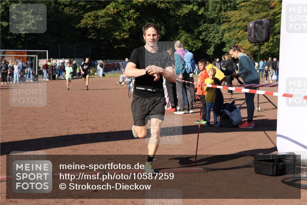 27.09.2026 - 35. Volkslauf durch das schöne Alstertal Strokosch-Dieckow http://msf.ph/oto/10587259 27.09.2026 10:50:48 Ziel 4074, 4119, 4126, 4958 meine-sportfotos.de