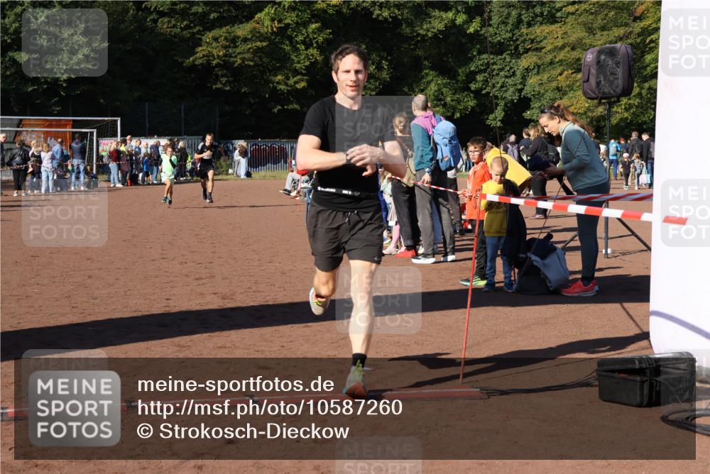 27.09.2026 - 35. Volkslauf durch das schöne Alstertal Strokosch-Dieckow http://msf.ph/oto/10587260 27.09.2026 10:50:48 Ziel 4074, 4119, 4126, 4958 meine-sportfotos.de
