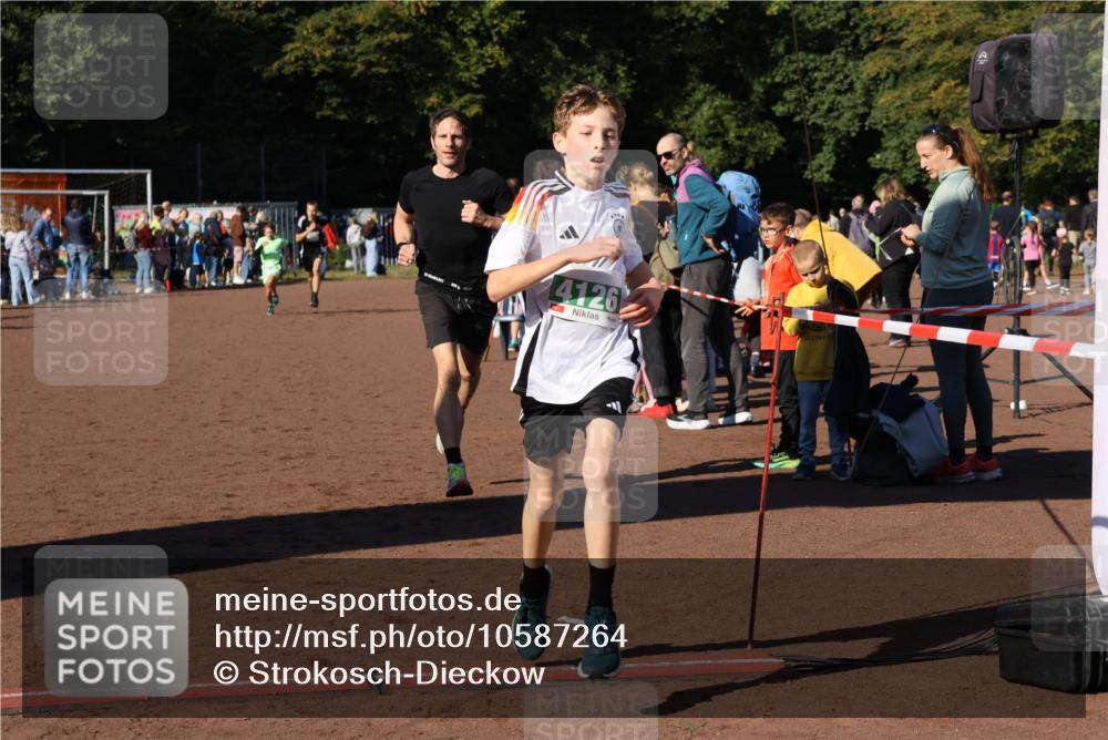 27.09.2026 - 35. Volkslauf durch das schöne Alstertal Strokosch-Dieckow http://msf.ph/oto/10587264 27.09.2026 10:50:47 Ziel 4074, 4119, 4126, 4958 meine-sportfotos.de