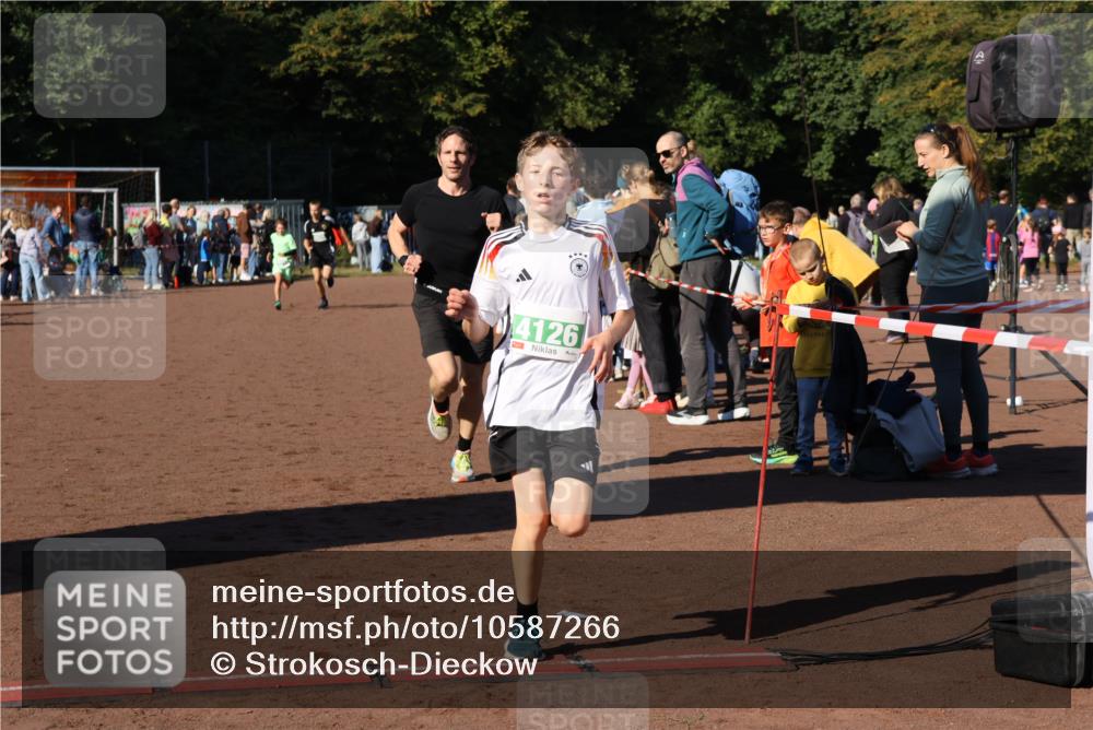 27.09.2026 - 35. Volkslauf durch das schöne Alstertal Strokosch-Dieckow http://msf.ph/oto/10587266 27.09.2026 10:50:46 Ziel 4074, 4119, 4126, 4958 meine-sportfotos.de