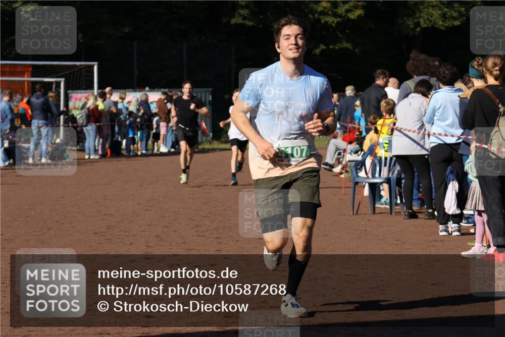 27.09.2026 - 35. Volkslauf durch das schöne Alstertal Strokosch-Dieckow http://msf.ph/oto/10587268 27.09.2026 10:50:41 Ziel 4107, 4126, 4958 meine-sportfotos.de