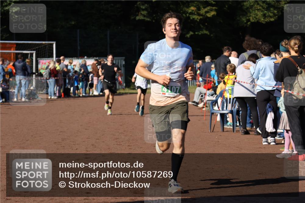 27.09.2026 - 35. Volkslauf durch das schöne Alstertal Strokosch-Dieckow http://msf.ph/oto/10587269 27.09.2026 10:50:41 Ziel 4107, 4126, 4958 meine-sportfotos.de