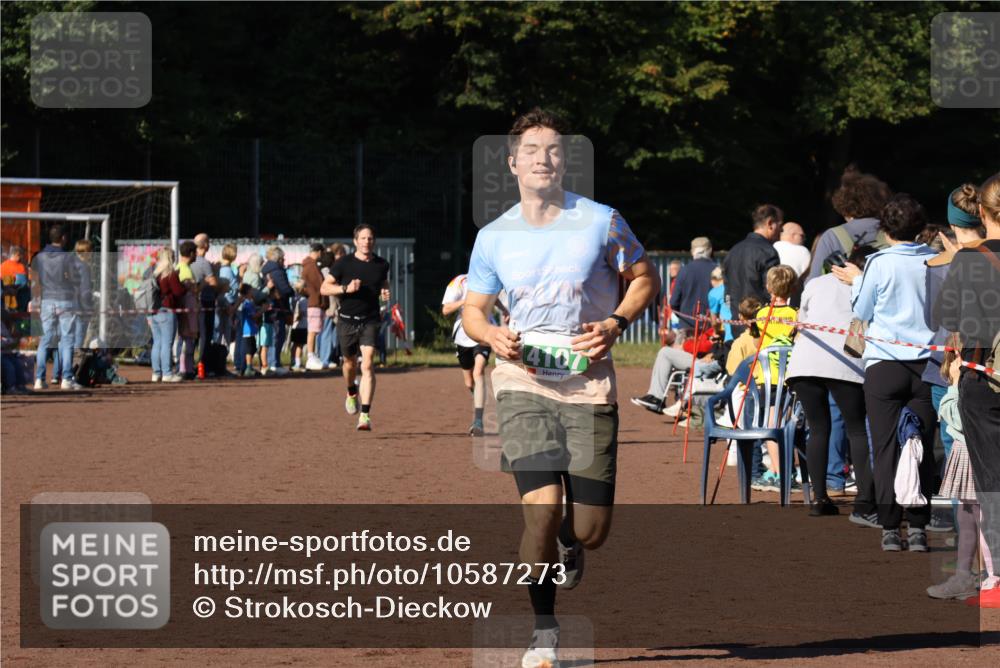 27.09.2026 - 35. Volkslauf durch das schöne Alstertal Strokosch-Dieckow http://msf.ph/oto/10587273 27.09.2026 10:50:40 Ziel 4107, 4126, 4958 meine-sportfotos.de