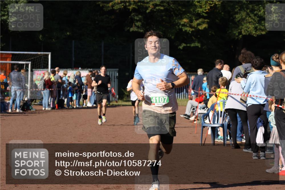 27.09.2026 - 35. Volkslauf durch das schöne Alstertal Strokosch-Dieckow http://msf.ph/oto/10587274 27.09.2026 10:50:40 Ziel 4107, 4126, 4958 meine-sportfotos.de