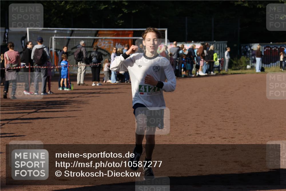 27.09.2026 - 35. Volkslauf durch das schöne Alstertal Strokosch-Dieckow http://msf.ph/oto/10587277 27.09.2026 10:50:10 Ziel 4127 meine-sportfotos.de