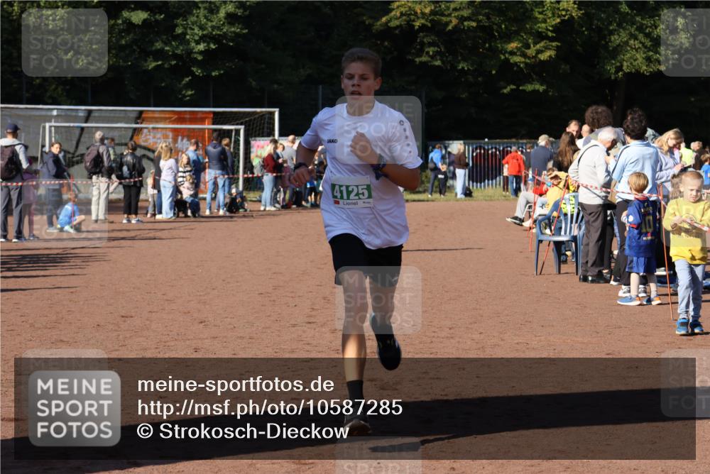 27.09.2026 - 35. Volkslauf durch das schöne Alstertal Strokosch-Dieckow http://msf.ph/oto/10587285 27.09.2026 10:50:06 Ziel 4125, 4127 meine-sportfotos.de