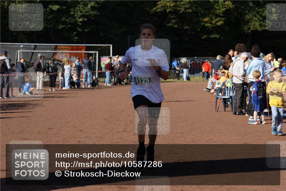 27.09.2026 - 35. Volkslauf durch das schöne Alstertal Strokosch-Dieckow http://msf.ph/oto/10587286 27.09.2026 10:50:06 Ziel 4125, 4127 meine-sportfotos.de