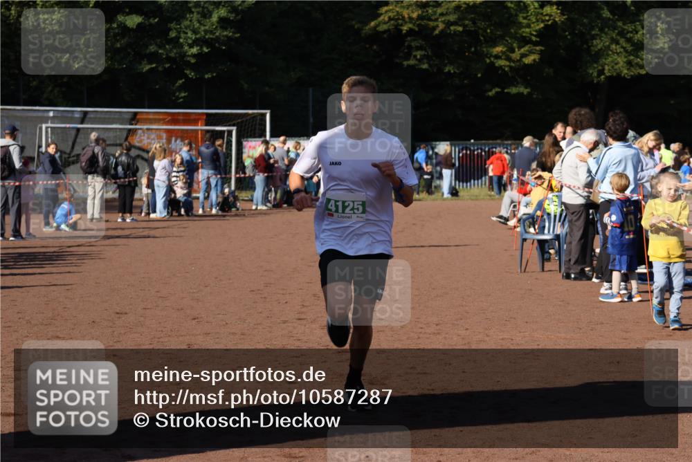 27.09.2026 - 35. Volkslauf durch das schöne Alstertal Strokosch-Dieckow http://msf.ph/oto/10587287 27.09.2026 10:50:06 Ziel 4125, 4127 meine-sportfotos.de