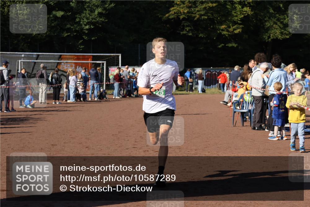 27.09.2026 - 35. Volkslauf durch das schöne Alstertal Strokosch-Dieckow http://msf.ph/oto/10587289 27.09.2026 10:50:06 Ziel 4125, 4127 meine-sportfotos.de
