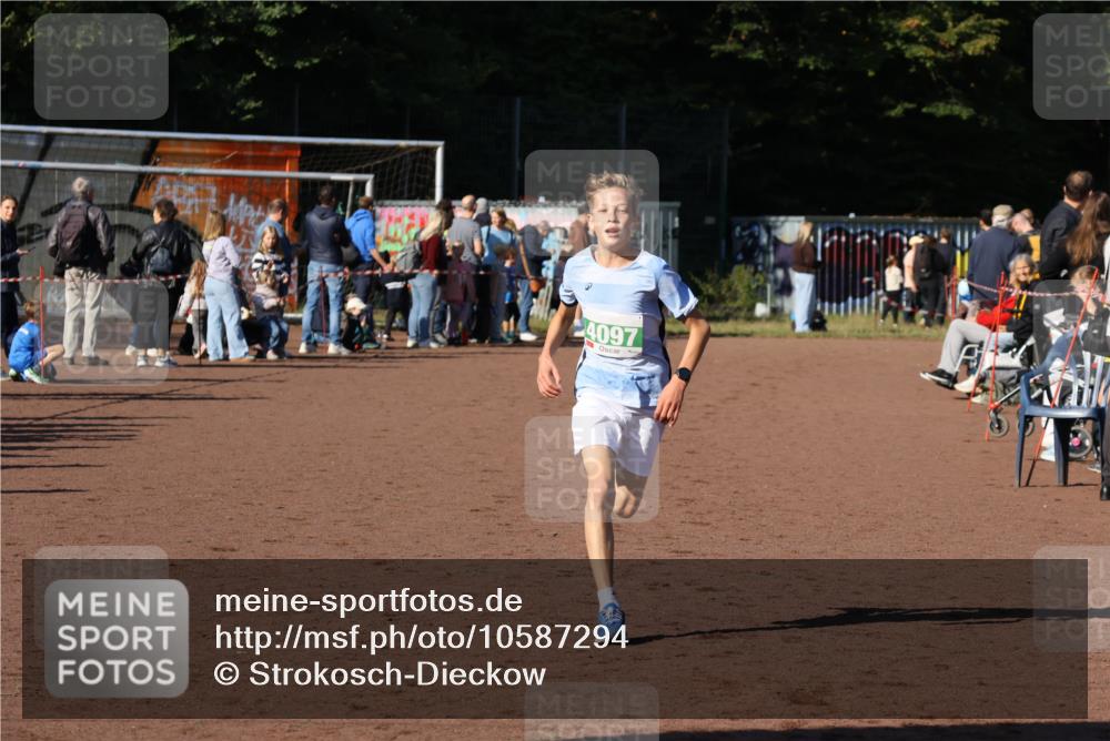 27.09.2026 - 35. Volkslauf durch das schöne Alstertal Strokosch-Dieckow http://msf.ph/oto/10587294 27.09.2026 10:49:44 Ziel 4097 meine-sportfotos.de