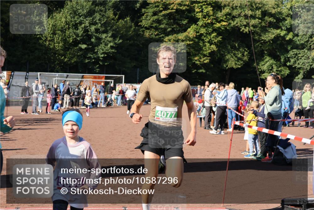 27.09.2026 - 35. Volkslauf durch das schöne Alstertal Strokosch-Dieckow http://msf.ph/oto/10587296 27.09.2026 10:49:15 Ziel 4077, 5057, 5065, 5066, 5067 meine-sportfotos.de