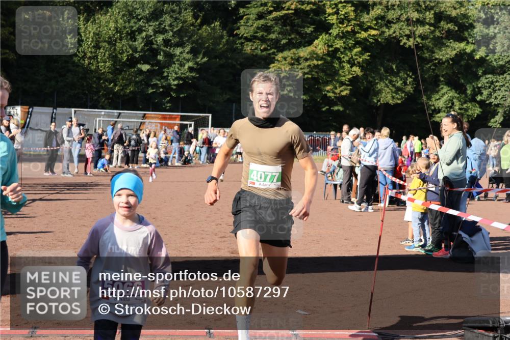 27.09.2026 - 35. Volkslauf durch das schöne Alstertal Strokosch-Dieckow http://msf.ph/oto/10587297 27.09.2026 10:49:15 Ziel 4077, 5057, 5065, 5066, 5067 meine-sportfotos.de
