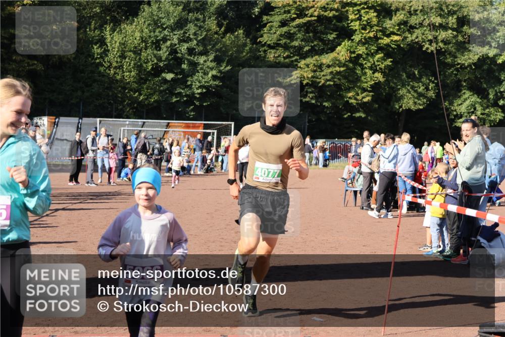27.09.2026 - 35. Volkslauf durch das schöne Alstertal Strokosch-Dieckow http://msf.ph/oto/10587300 27.09.2026 10:49:15 Ziel 4077, 5057, 5065, 5066, 5067 meine-sportfotos.de