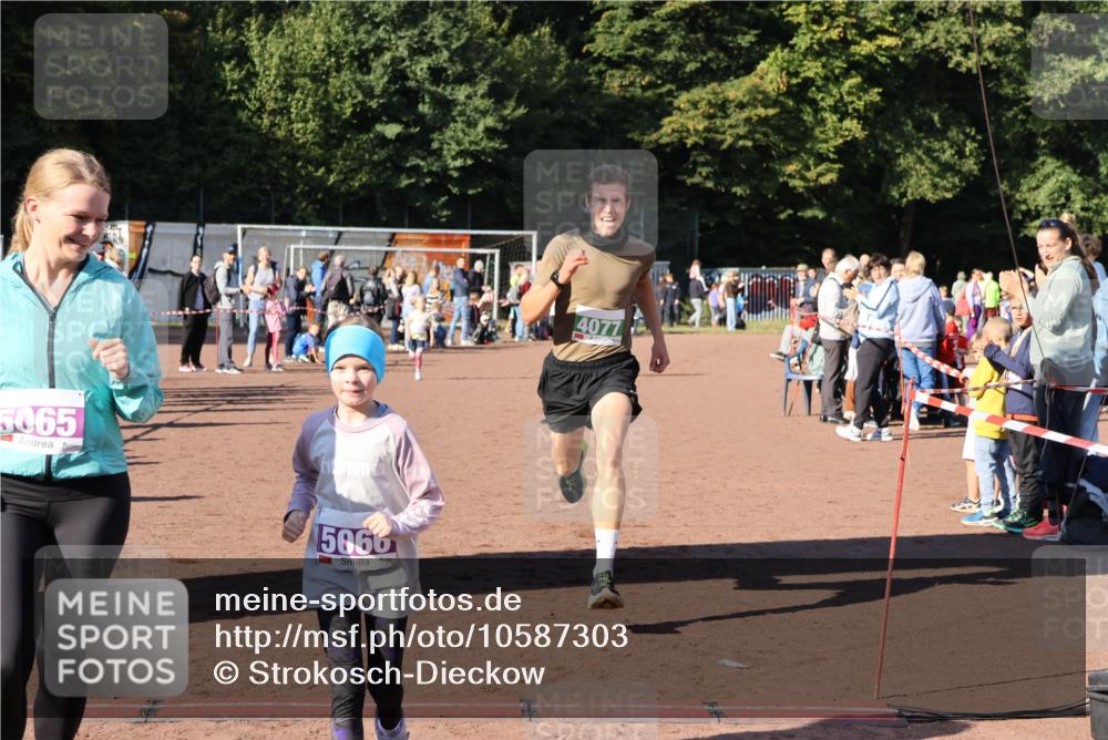 27.09.2026 - 35. Volkslauf durch das schöne Alstertal Strokosch-Dieckow http://msf.ph/oto/10587303 27.09.2026 10:49:15 Ziel 4077, 5057, 5065, 5066, 5067 meine-sportfotos.de