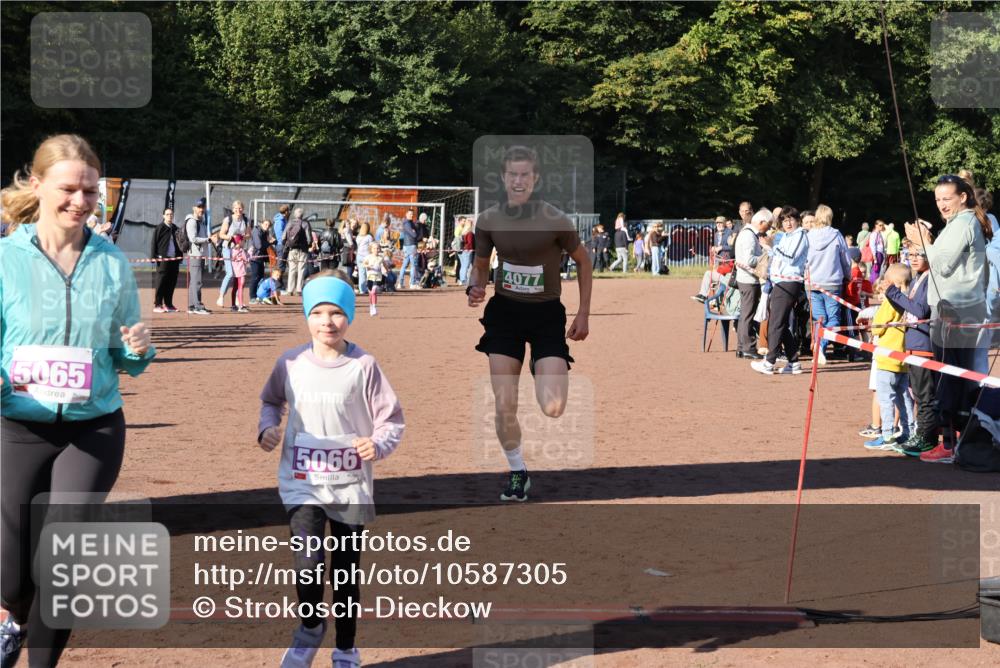27.09.2026 - 35. Volkslauf durch das schöne Alstertal Strokosch-Dieckow http://msf.ph/oto/10587305 27.09.2026 10:49:15 Ziel 4077, 5057, 5065, 5066, 5067 meine-sportfotos.de