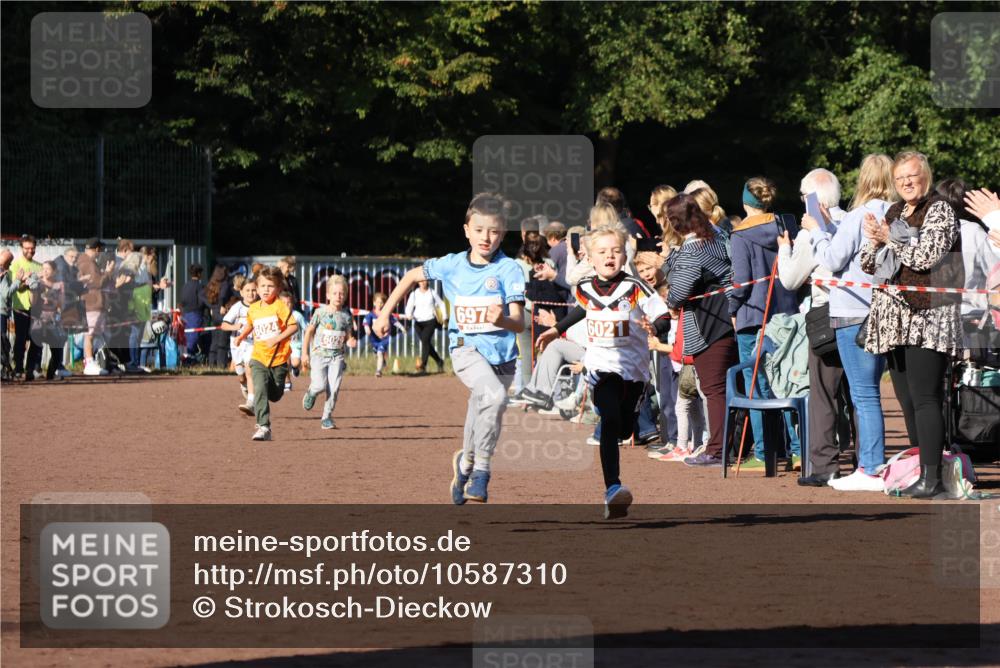 27.09.2026 - 35. Volkslauf durch das schöne Alstertal Strokosch-Dieckow http://msf.ph/oto/10587310 27.09.2026 10:42:16 Ziel 6024, 6029, 697, 6021 meine-sportfotos.de