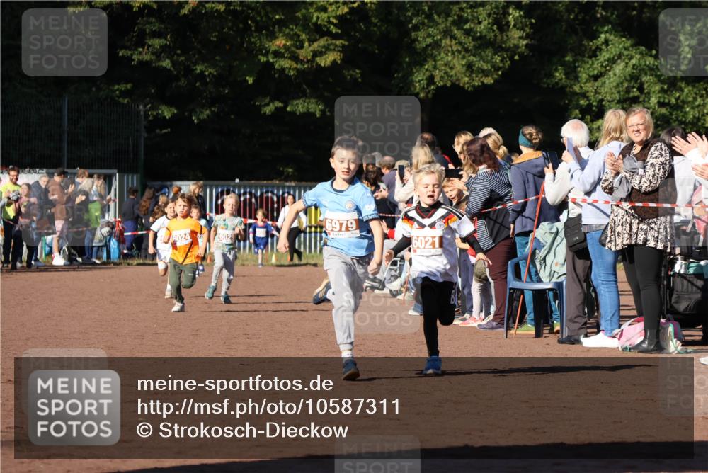 27.09.2026 - 35. Volkslauf durch das schöne Alstertal Strokosch-Dieckow http://msf.ph/oto/10587311 27.09.2026 10:42:17 Ziel 6024, 6029, 6979, 6021 meine-sportfotos.de