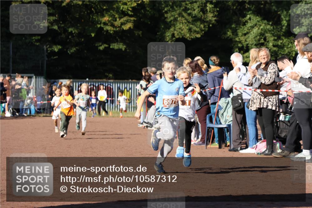 27.09.2026 - 35. Volkslauf durch das schöne Alstertal Strokosch-Dieckow http://msf.ph/oto/10587312 27.09.2026 10:42:17 Ziel 602, 6979 meine-sportfotos.de