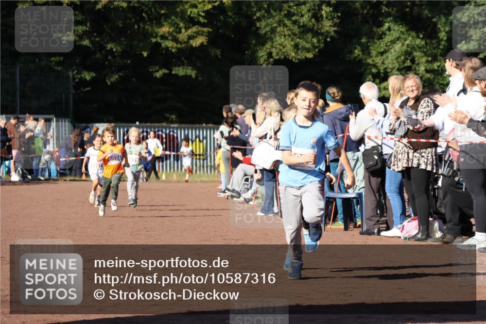 27.09.2026 - 35. Volkslauf durch das schöne Alstertal Strokosch-Dieckow http://msf.ph/oto/10587316 27.09.2026 10:42:17 Ziel 6024, 029, 1 meine-sportfotos.de