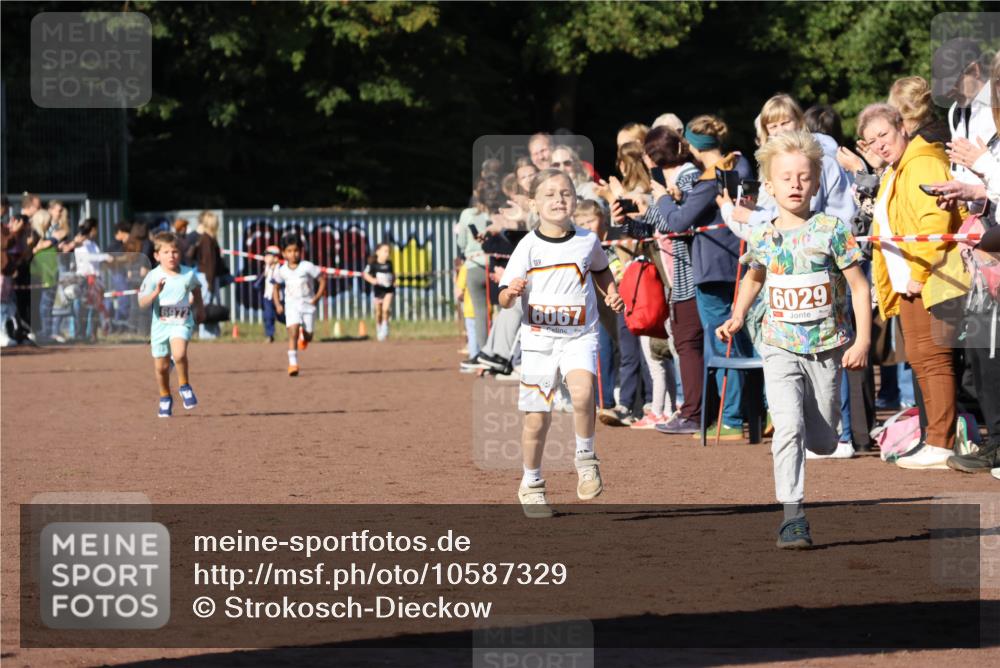27.09.2026 - 35. Volkslauf durch das schöne Alstertal Strokosch-Dieckow http://msf.ph/oto/10587329 27.09.2026 10:42:23 Ziel 6972, 6067, 6029 meine-sportfotos.de