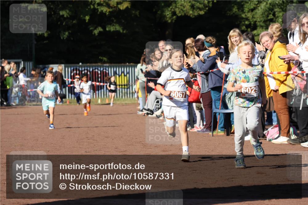 27.09.2026 - 35. Volkslauf durch das schöne Alstertal Strokosch-Dieckow http://msf.ph/oto/10587331 27.09.2026 10:42:23 Ziel 6067, 6029 meine-sportfotos.de