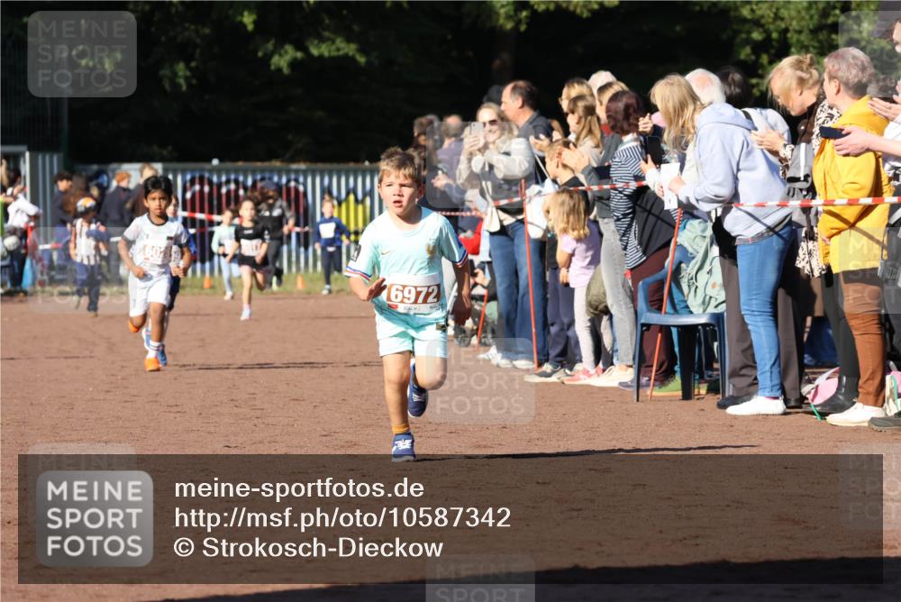 27.09.2026 - 35. Volkslauf durch das schöne Alstertal Strokosch-Dieckow http://msf.ph/oto/10587342 27.09.2026 10:42:27 Ziel 6972 meine-sportfotos.de