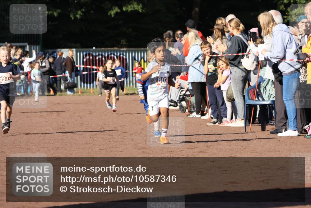 27.09.2026 - 35. Volkslauf durch das schöne Alstertal Strokosch-Dieckow http://msf.ph/oto/10587346 27.09.2026 10:42:31 Ziel 697, 602 meine-sportfotos.de