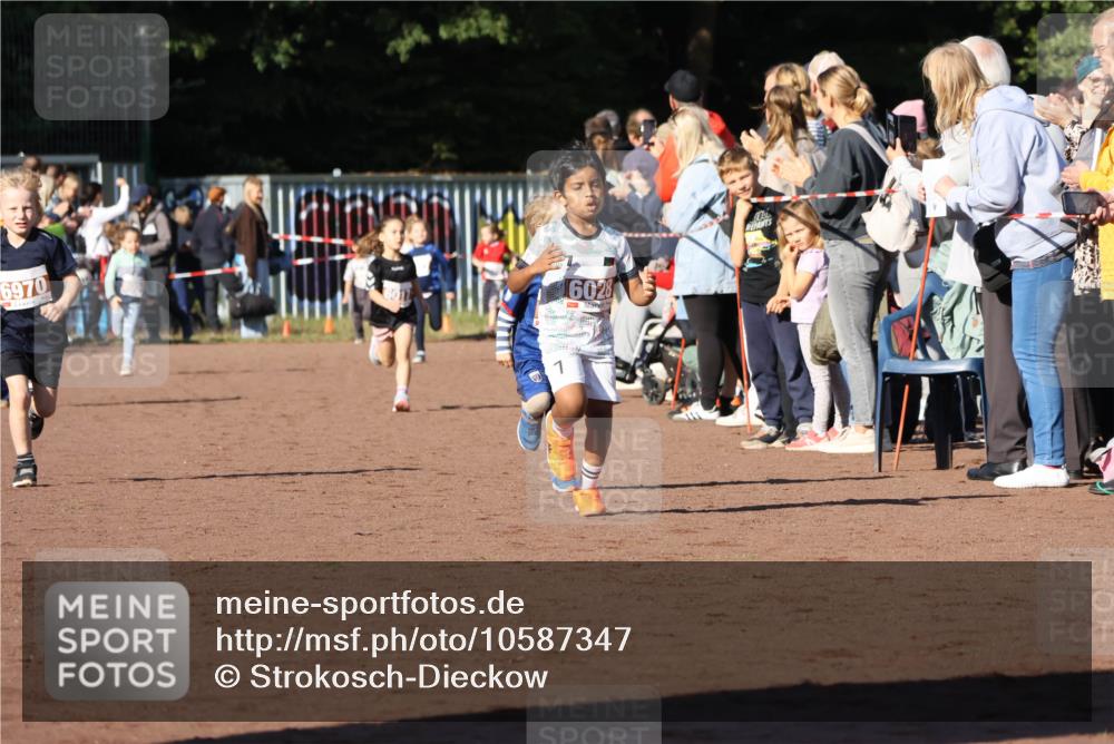 27.09.2026 - 35. Volkslauf durch das schöne Alstertal Strokosch-Dieckow http://msf.ph/oto/10587347 27.09.2026 10:42:31 Ziel 6970, 1, 16028 meine-sportfotos.de