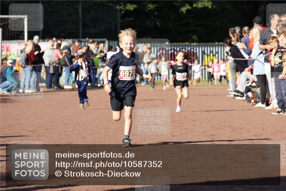 27.09.2026 - 35. Volkslauf durch das schöne Alstertal Strokosch-Dieckow http://msf.ph/oto/10587352 27.09.2026 10:42:34 Ziel 6970 meine-sportfotos.de