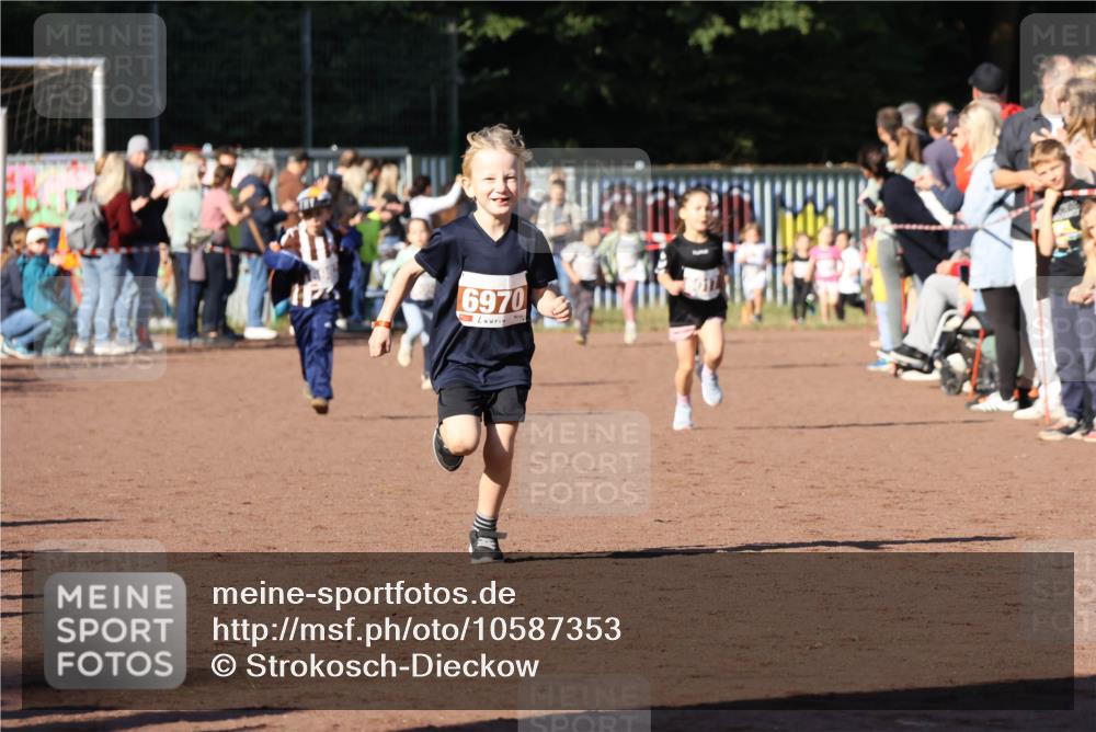 27.09.2026 - 35. Volkslauf durch das schöne Alstertal Strokosch-Dieckow http://msf.ph/oto/10587353 27.09.2026 10:42:34 Ziel 6970 meine-sportfotos.de