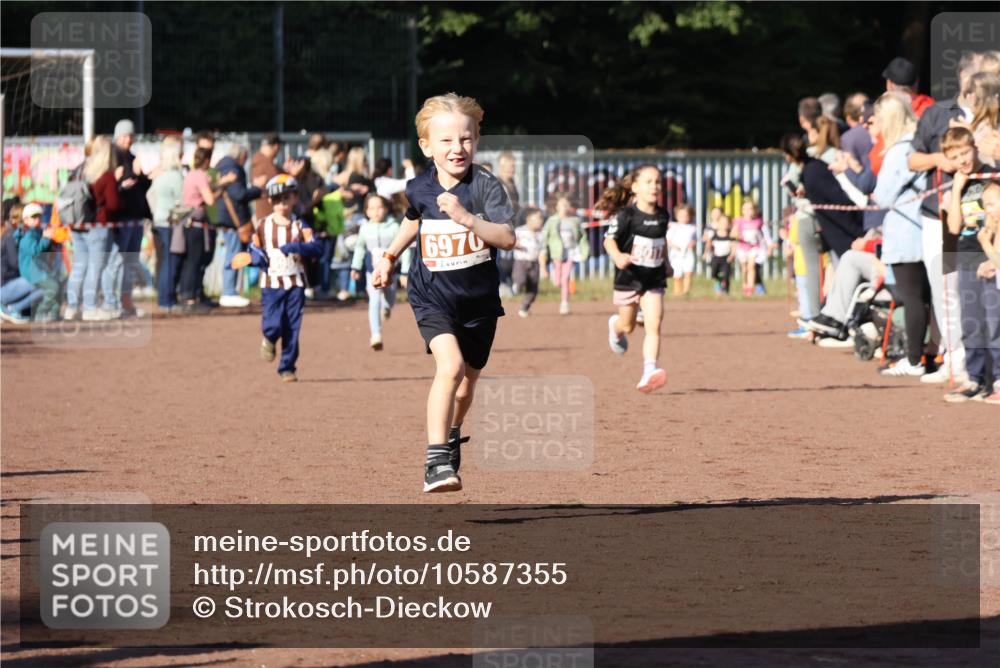 27.09.2026 - 35. Volkslauf durch das schöne Alstertal Strokosch-Dieckow http://msf.ph/oto/10587355 27.09.2026 10:42:34 Ziel 6970 meine-sportfotos.de