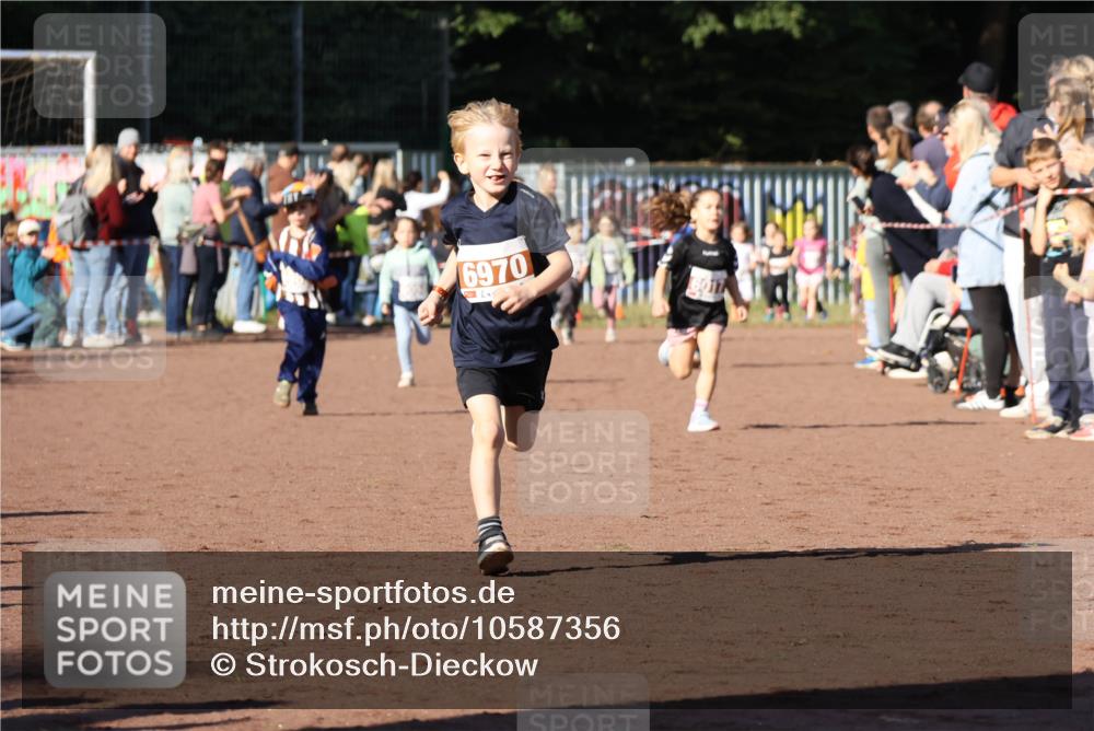 27.09.2026 - 35. Volkslauf durch das schöne Alstertal Strokosch-Dieckow http://msf.ph/oto/10587356 27.09.2026 10:42:34 Ziel 6970 meine-sportfotos.de